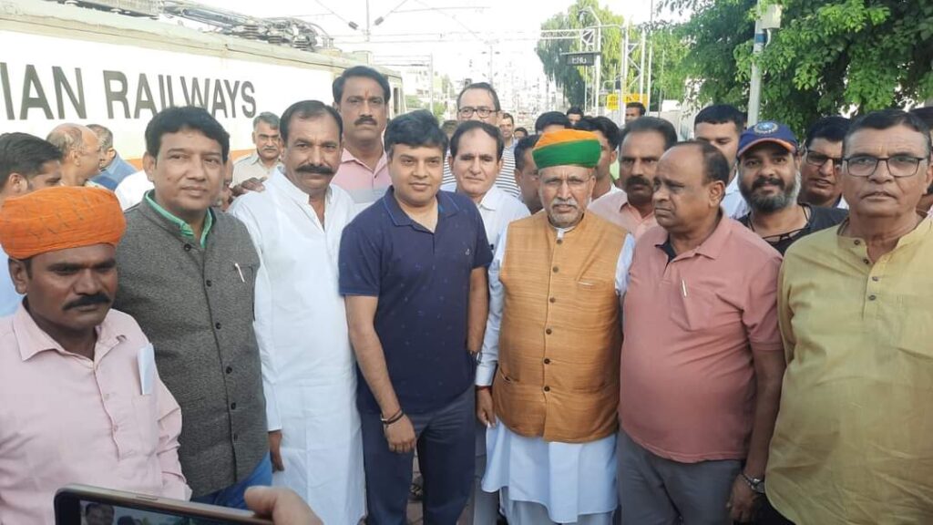 बीकानेर पहुंची पहली इलेक्ट्रिक ट्रेन पायलट का माल्यार्पण कर स्वागत किया।