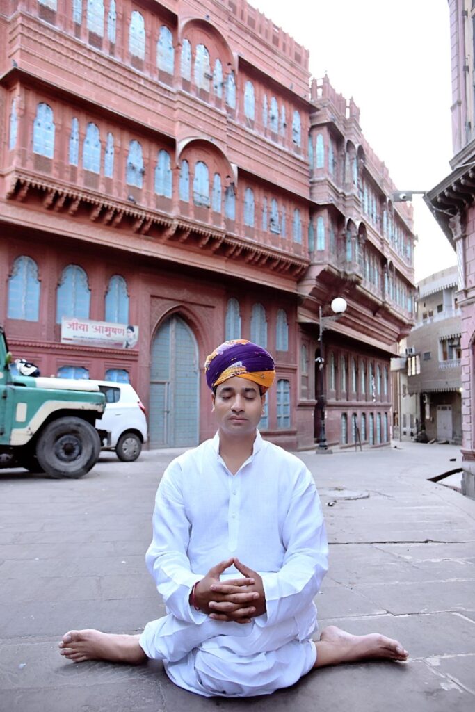 ‘ध्यान  से मतदान’ की अपील कर रहे योग गुरु नवीन मेघवाल