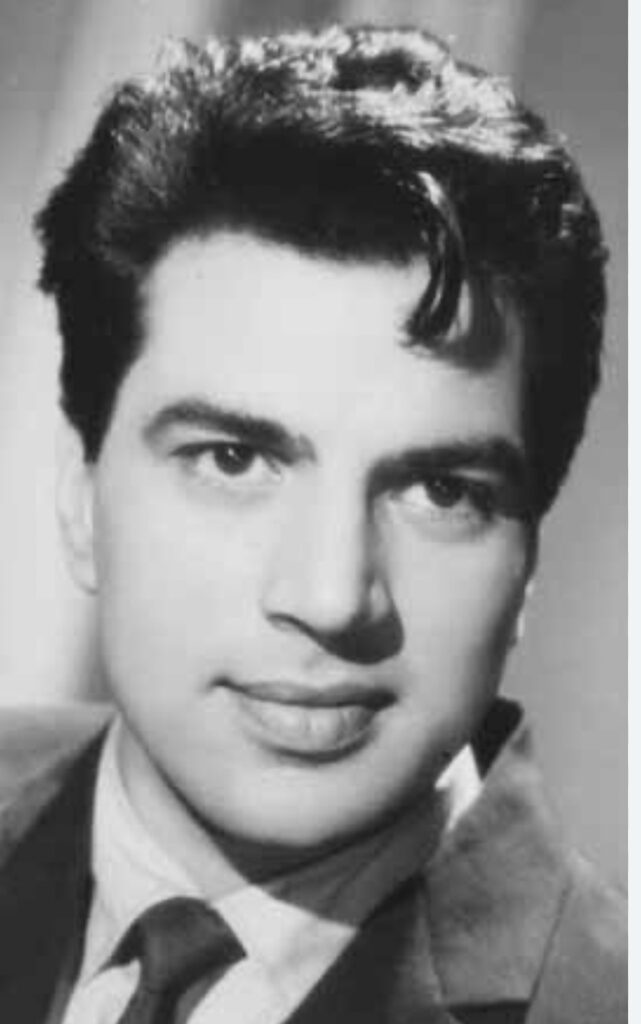 बॉलीवुड ने खोया अपना ही-मैन: 89 वर्ष की आयु में धर्मेंद्र का निधन, मुंबई में अंतिम विदाई को उमड़ा सिने जगत