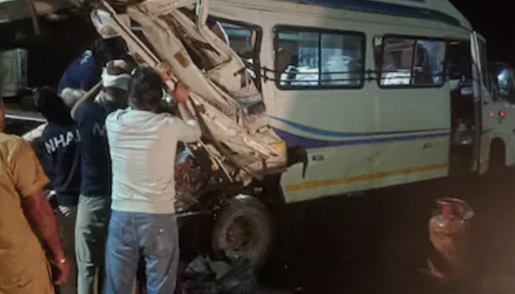 महाकाल के दर्शन कर दिल्ली लौट रहे थे यात्री, केंद्रीय मंत्री नितिन गडकरी के निरीक्षण से पहले फिर सवालों के घेरे में आया एक्सप्रेसवे